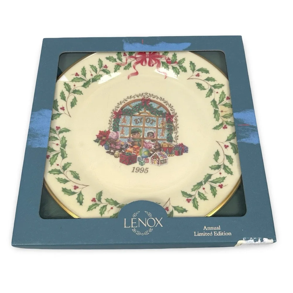 Lenox 1995 Annual Holiday Collectors Plate Fifth in Series Toy Shop Gold Trim